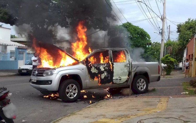 Cerejeiras: caminhonete é destruída por incêndio durante a madrugada; polícia investiga crime