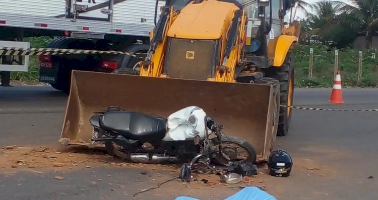 Colisão entre moto e retroescavadeira deixa homem ferido em Jaru