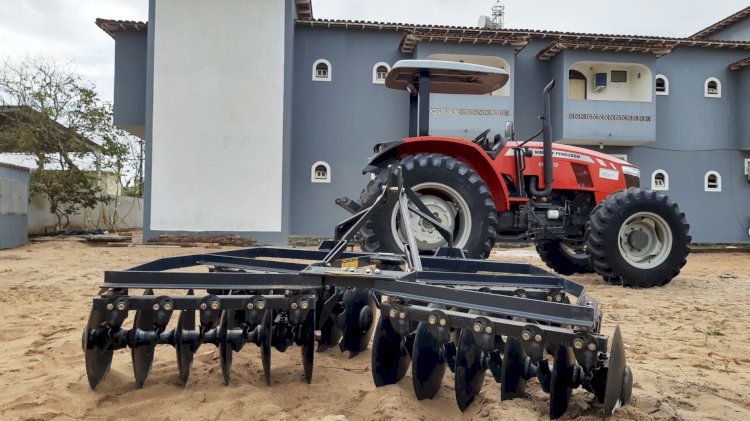 Governo de Rondônia entrega trator e implementos agrícolas a comunidades rurais e indígenas em Alta Floresta