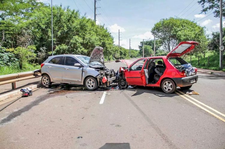 Colisão entre dois carros assusta moradores no bairro 5º BEC em Vilhena
