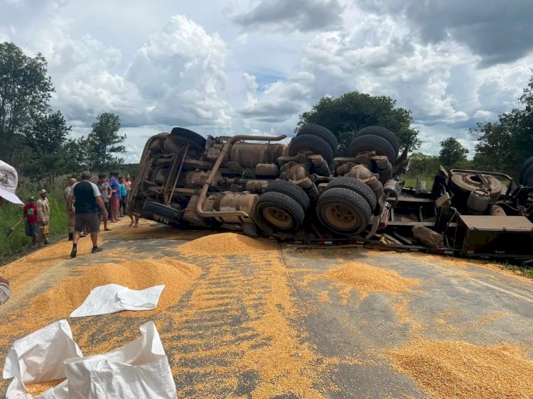Carreta carregada com milho tem vagão desprendido e tomba na BR-364 em Pimenta Bueno