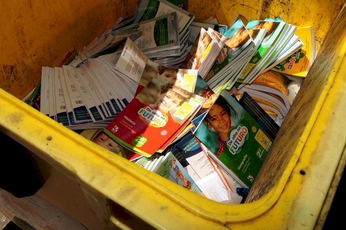 Livros didáticos lacrados são descartados em lixeira de Porto Velho; editora nega responsabilidade e Seduc esclarece