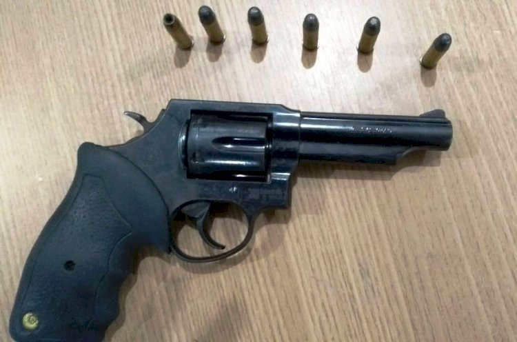 Homem embriagado é preso com revólver e 20 munições em distribuidora de bebidas em Cerejeiras