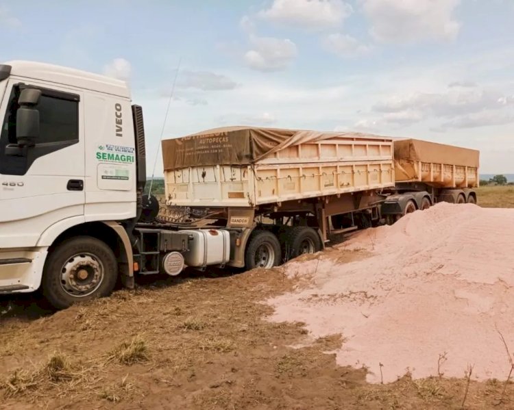 Programa garante transporte gratuito de calcário a pequenos produtores em Vilhena