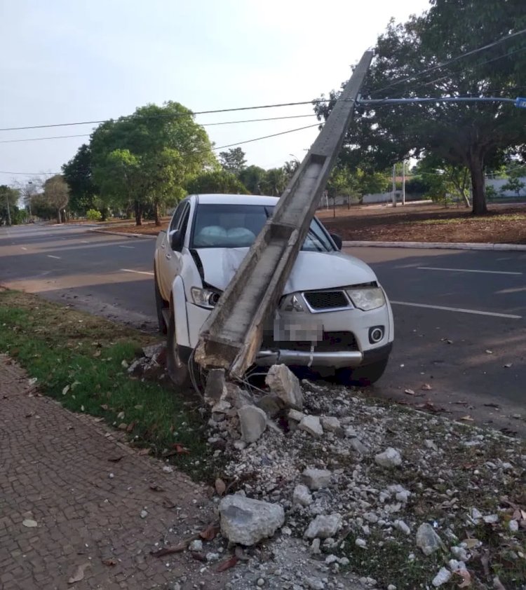 Motorista embriagado derruba poste, tenta se esconder com ajuda de familiares e é preso em Vilhena