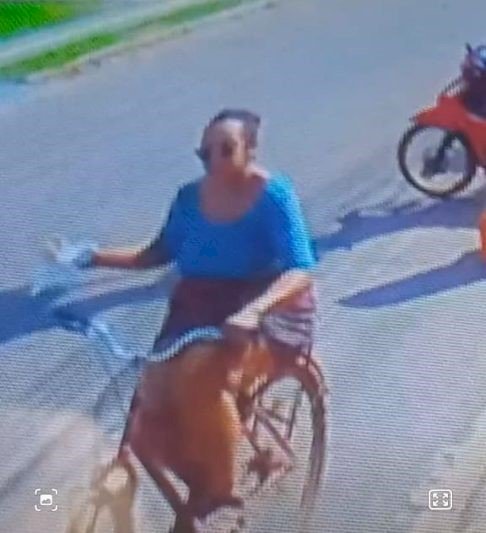 Câmera flagra mulher furtando bicicleta em frente a condomínio em Vilhena