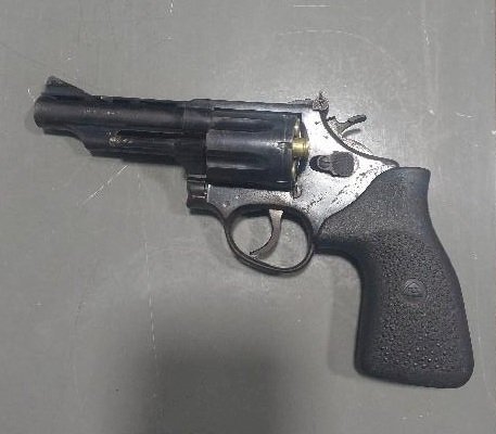 Mulher é mantida em cárcere por facção em Cerejeiras; Polícia apreende armas e dinheiro