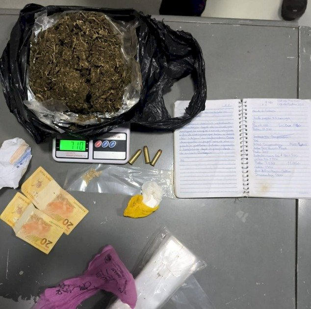 Polícia Militar fecha ponto de tráfico em Cerejeiras e prende três suspeitos com drogas e munições