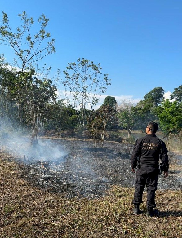 Polícia Federal prende dois suspeitos de provocar incêndio em área federal de Porto Velho