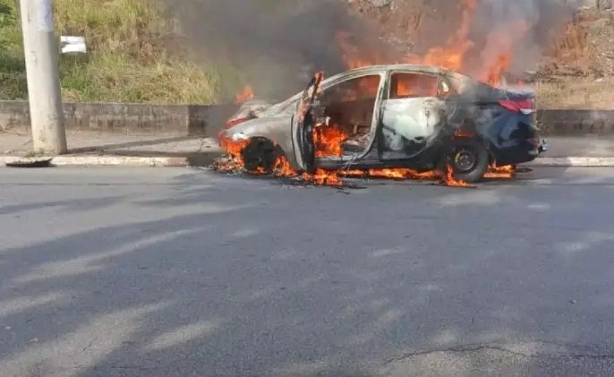 Carro pega fogo próximo a escola em Vilhena e mobiliza moradores