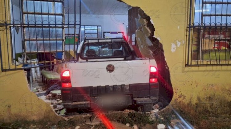 Condutora alcoolizada perde controle de veículo e colide com sede de associação de idosos em Porto Velho