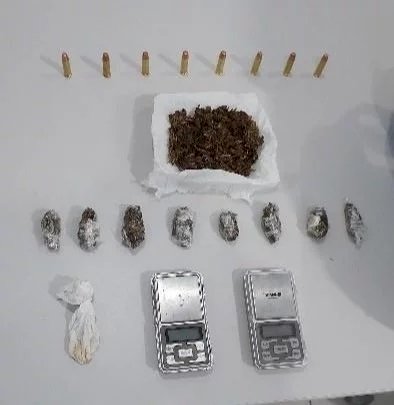 Foragido tenta se esconder em banheiro durante abordagem da PM em Chupinguaia; drogas e munições são apreendidas