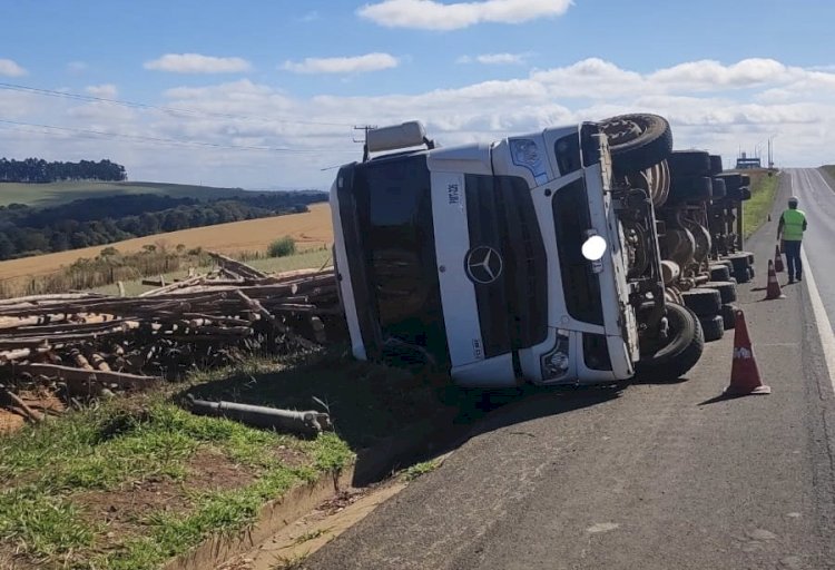 Caminhão carregado de toras tomba ao desviar de ônibus escolar em Porto Velho