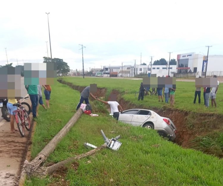 Carro atinge poste e motorista desaparece após acidente em Vilhena