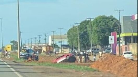 Grávida é socorrida após colisão entre veículos na marginal da BR-174 em Vilhena