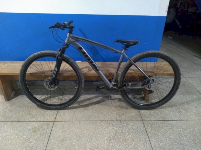 Suspeitos são presos após roubo de bicicleta e celular em Vilhena; vítima foi ameaçada com simulação de arma