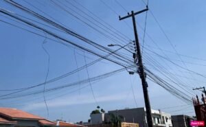 Prefeitura de Vilhena aplica multas à Energisa por fiação irregular em postes da cidade