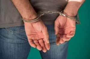 Homem é preso por ameaçar esposa por ciúmes em posto de combustível em Vilhena