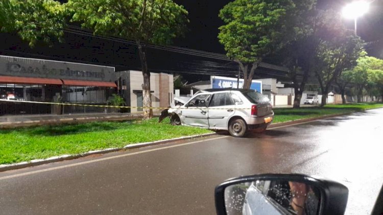 Motorista perde controle de carro e colide com árvore em Vilhena; passageira fica ferida