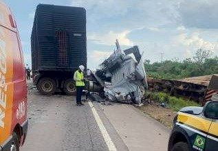 Caminhoneiro morre em grave acidente envolvendo três carretas na BR-364, em Pimenta Bueno (RO)