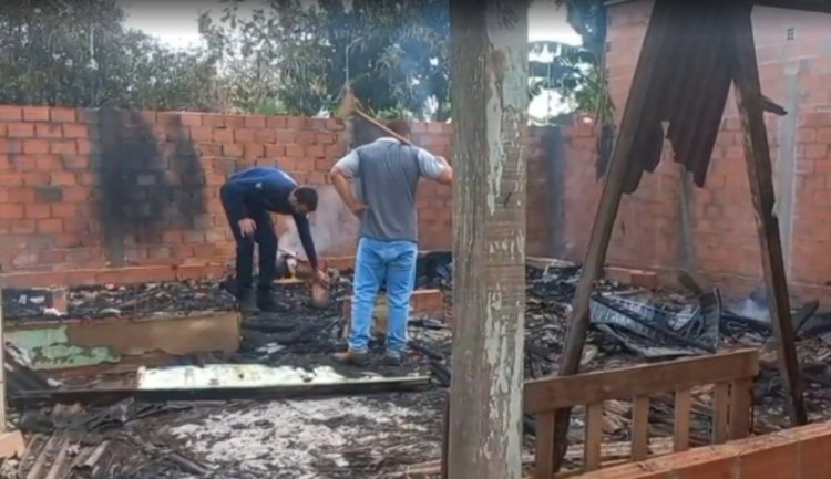 Tragédia em Rolim de Moura: irmãos de 2 e 5 anos morrem em incêndio que destruiu residência