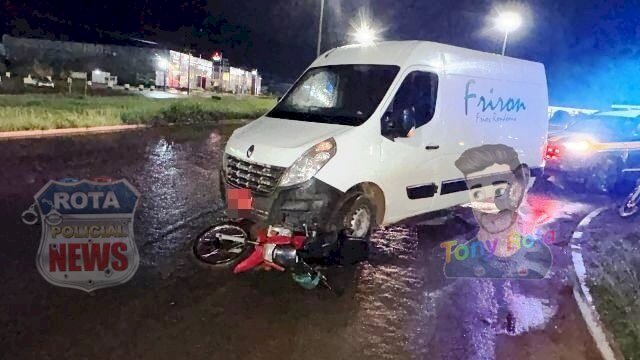 Mulher fica ferida em colisão entre van e motoneta na BR-364, em Vilhena; veículo foi apreendido pela PRF