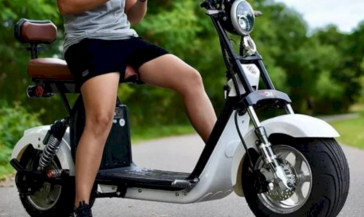 Adolescente é flagrada pilotando ciclomotor e usando celular durante fiscalização de trânsito em Vilhena