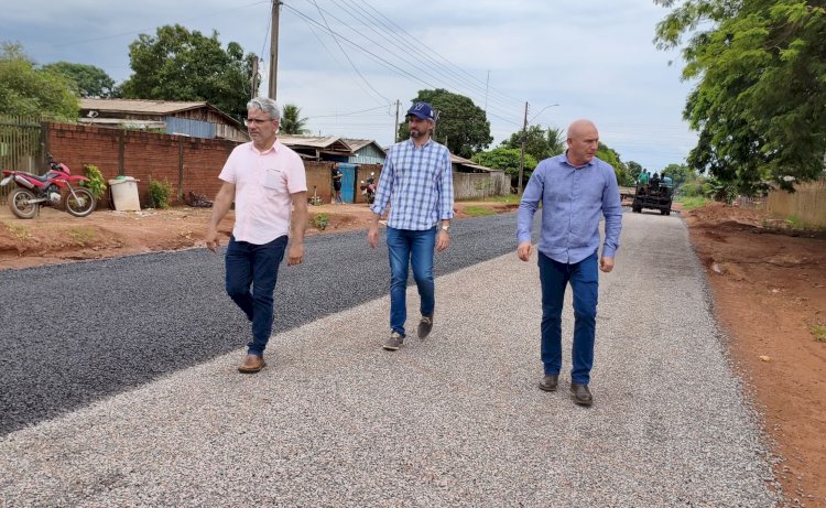 Cerejeiras recebe R$ 2 milhões para obras de microrrevestimento asfáltico viabilizadas por Ezequiel Neiva