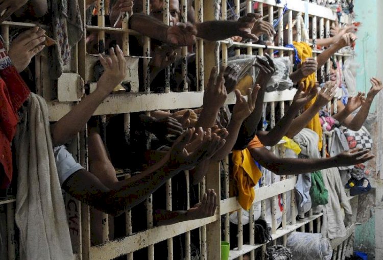 Mais de 1,9 mil detentos não retornam aos presídios após saída temporária de Natal no Brasil