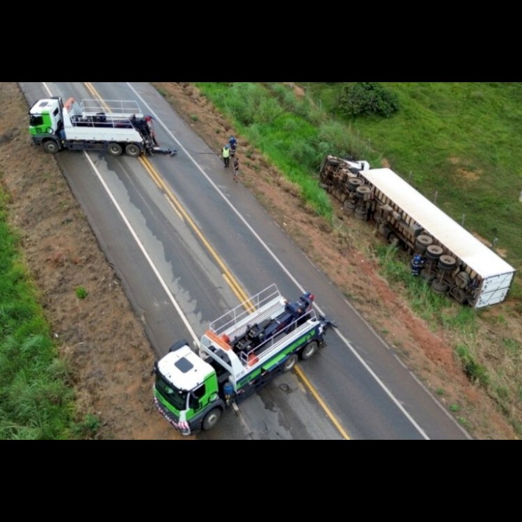 Carreta tomba na BR-364 em Candeias do Jamari e mobiliza equipes da Nova 364