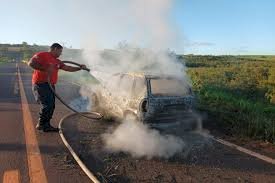 Veículo é consumido pelo fogo após falha elétrica em Cerejeiras