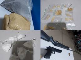 Polícia Militar prende dois suspeitos com droga e objetos ligados ao tráfico no Jardim Primavera, em Vilhena