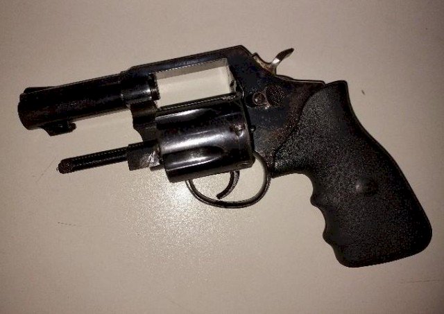 Operação policial prende foragido e apreende arma e munições na região de Ariquemes