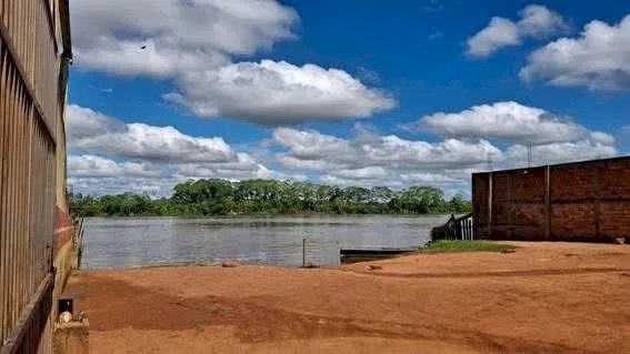 Suspeitos fogem pelo rio durante operação contra furto de energia em distribuidora de peixes em Guajará-Mirim