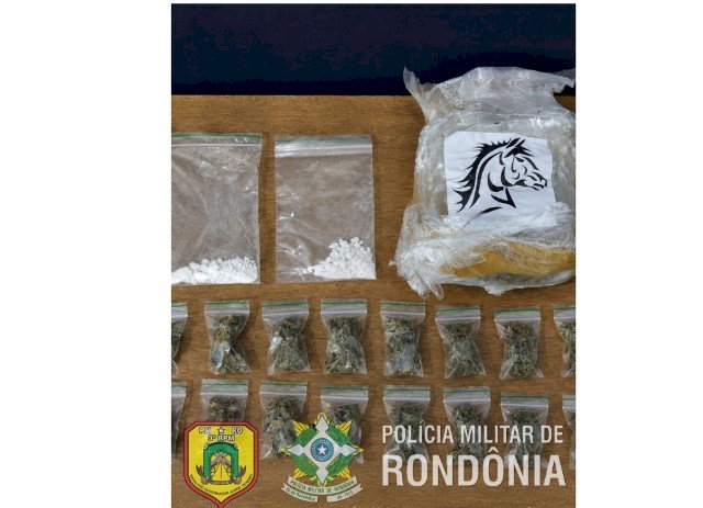 Jovem é presa após PM encontrar drogas e balança de precisão em Vilhena
