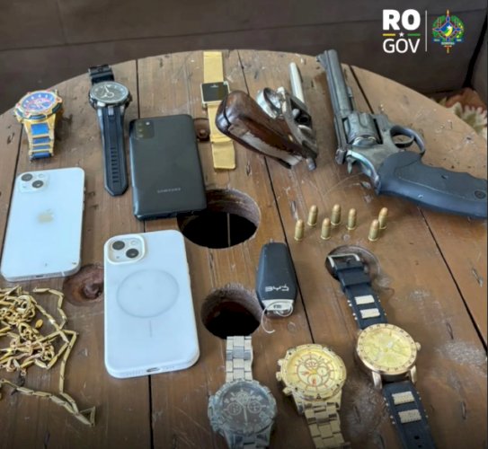 Motorista de aplicativo é mantida em porta-malas durante assalto e trio acaba desarticulado em Ariquemes