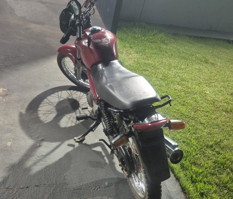 Suspeito foge da Polícia Militar, coloca pedestres em risco e acaba preso com motocicleta roubada em Cerejeiras