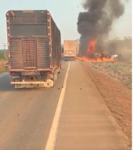Colisão frontal entre caminhão e rodotrem mata duas pessoas na BR-364, em Itapuã do Oeste