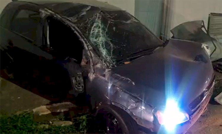 Corsa fica destruído após capotar várias vezes no centro de Porto Velho